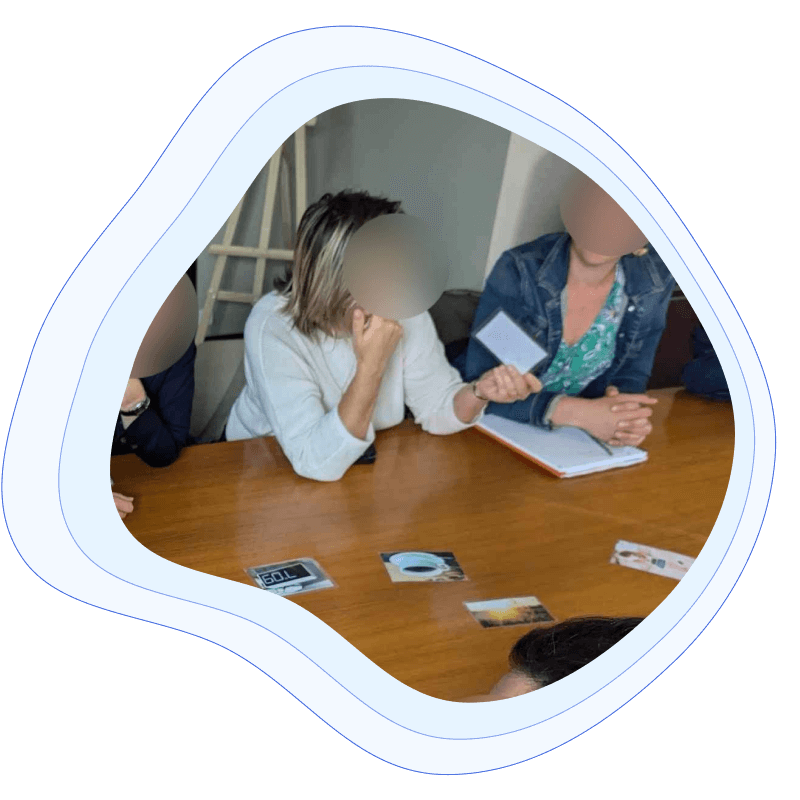 Intervenante animant un atelier sommeil en entreprise avec un groupe de collaborateurs, lors d’un échange sur la récupération et la gestion de la fatigue.