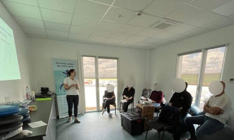 Atelier de gestion du stress animé par des kinésithérapeutes en entreprise.